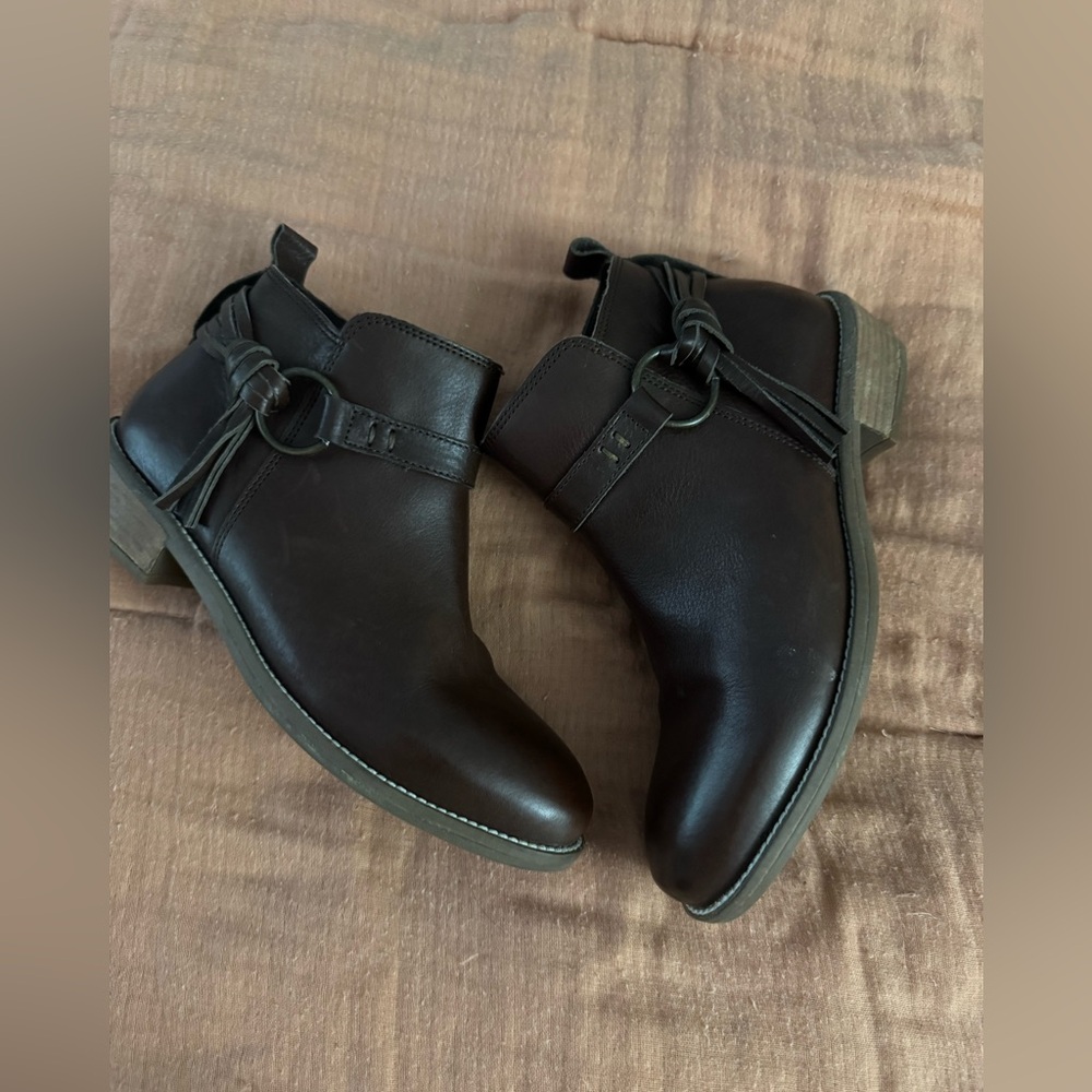 SoftWalk Dark Brown Ankle Booties‎
